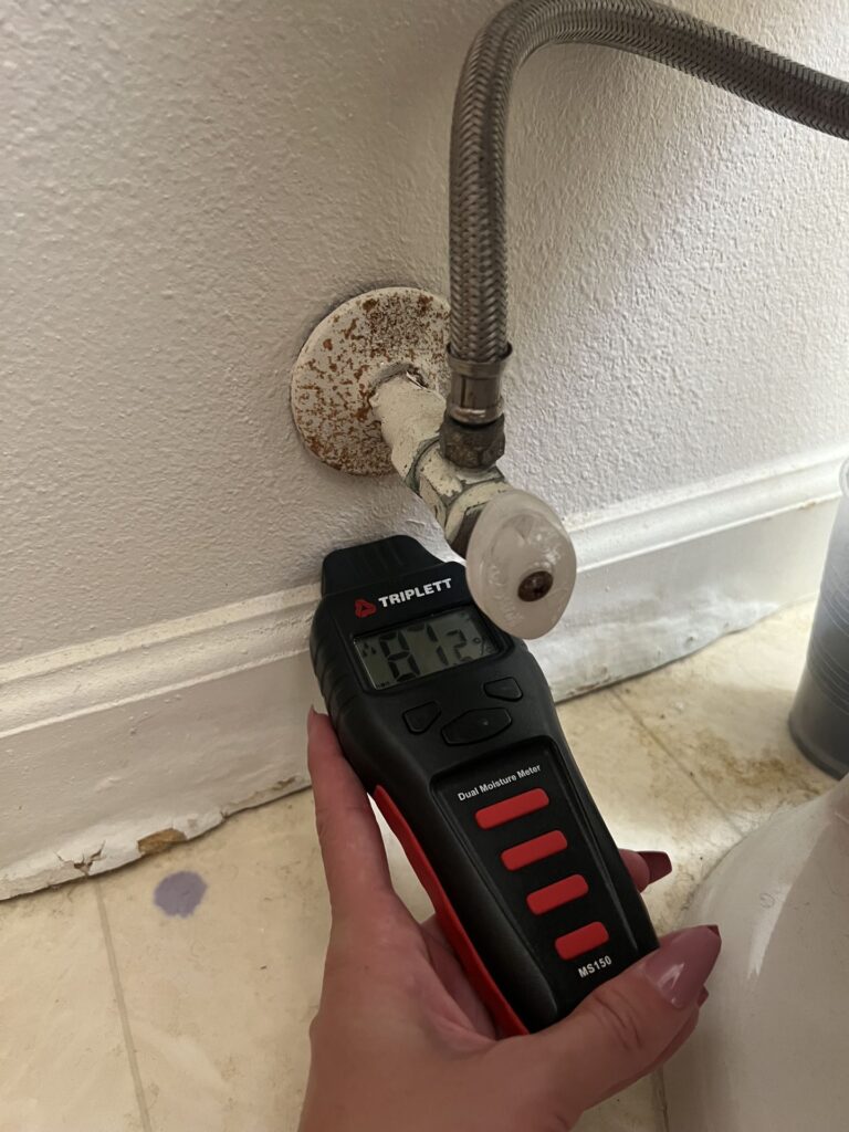 Inspección de humedad con detector profesional en pared de casa en Florida