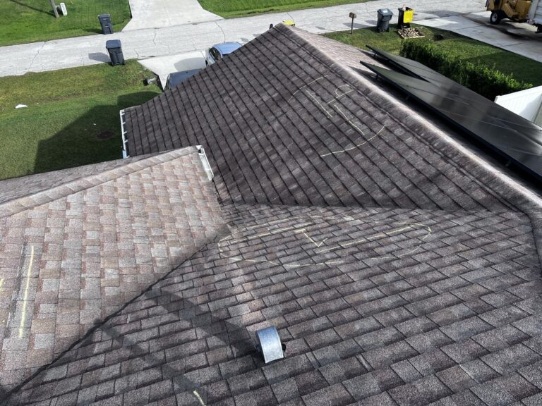 Imagen de techo con tejas o shingles levantados, marcados tras inspección de daños por viento en Florida